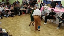 Estes avós dominam a pista de dança
