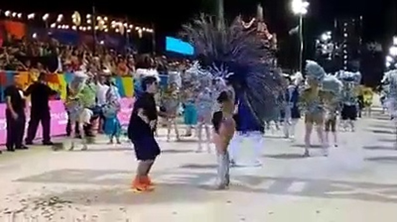 Maradona dança no carnaval 2