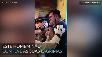 Homem desata a chorar quando encontra Mickey