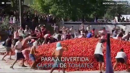 Guerra de tomates diverte o público no Chile