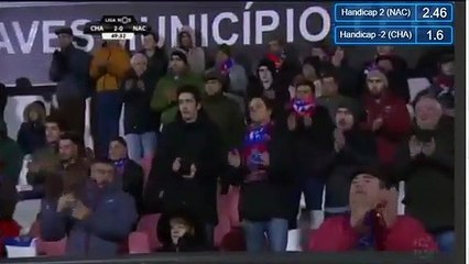 Jogador do Nacional sai do campo de ambulância