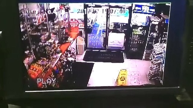 Carro entra dentro de loja e quase que atropela criança