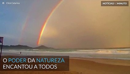 Espetacular arco-íris duplo é captado na praia
