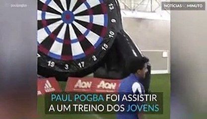 Paul Pogba vai a treino dos mais jovens