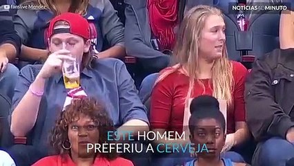 Beijou outro em frente ao namorado e do estádio inteiro