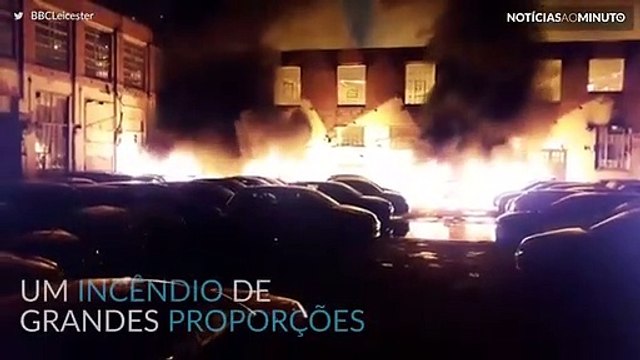 Estradas fechadas e carros incendiados em Leicester, na Inglaterra
