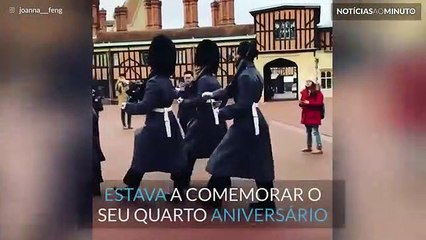 Menino vestido de soldado encanta a internet