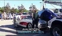 Manobra errada: carro estaciona sobre Corvette dos anos 1950