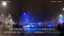 Jovens atiram fogos-de-artifício para o meio da população na passagem de ano