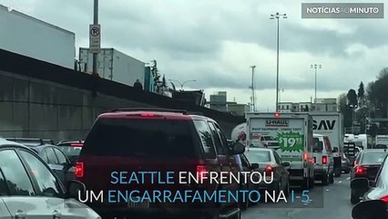 Roulotte vende tacos numa fila de trânsito em Seattle
