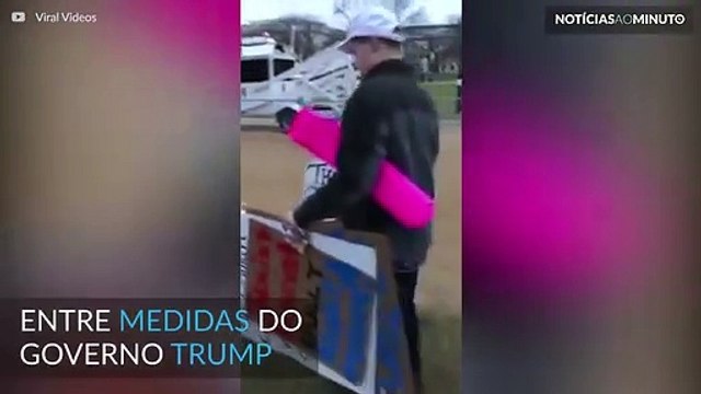 Homem recolhe cartazes jogados ao chão em protestos nos EUA