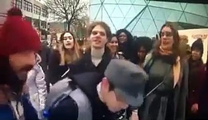 Shia LaBeouf grita ao ouvido de jovem que tenta interromper manifestação