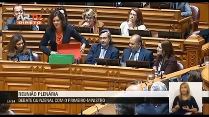 Assunção Cristas oferece presentes a António Costa