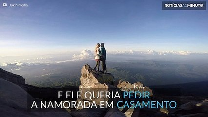 Pediu a namorada em casamento no topo de um vulcão
