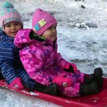 Vídeo: Filha de Carolina Patrocínio diverte-se na neve