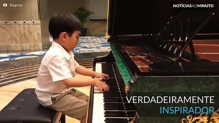Menino de 5 anos treina Chopin ao piano