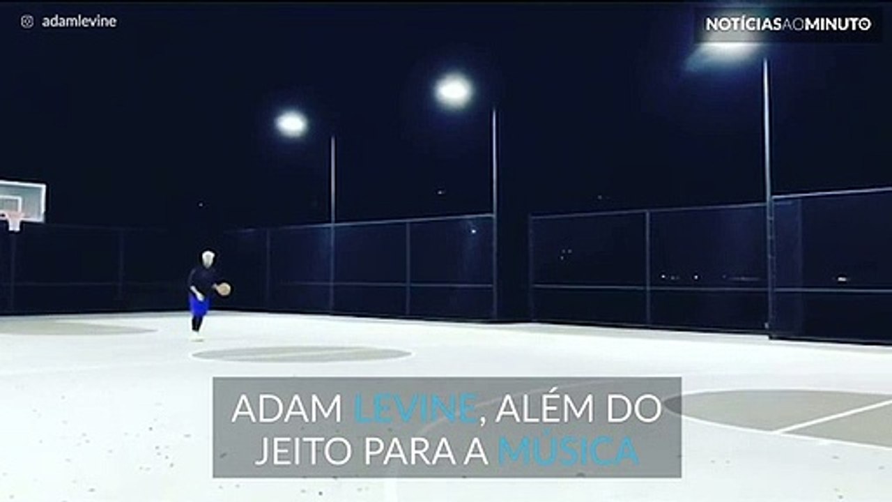 Adam Levine encesta do meio-campo