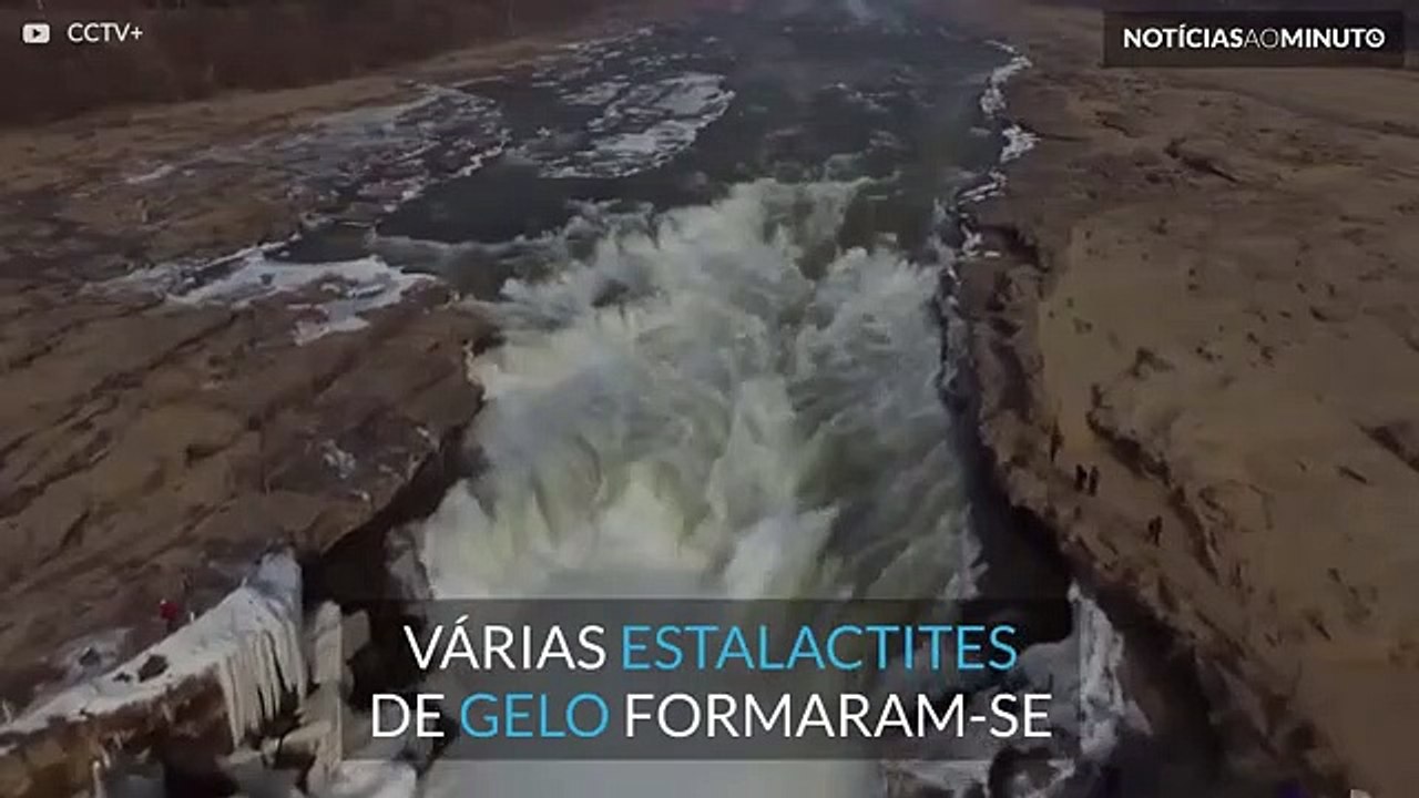 Estalactites de gelo decoram cascata na China