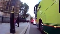 Secretário de Estado dos Transportes britânico derruba ciclista com a porta do carro