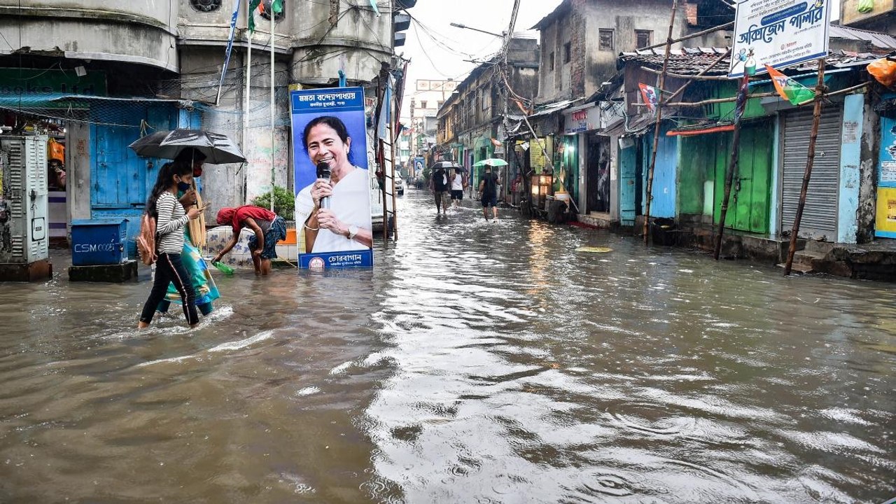Heavy rains batter Bengal, high alert raised in 5 districts