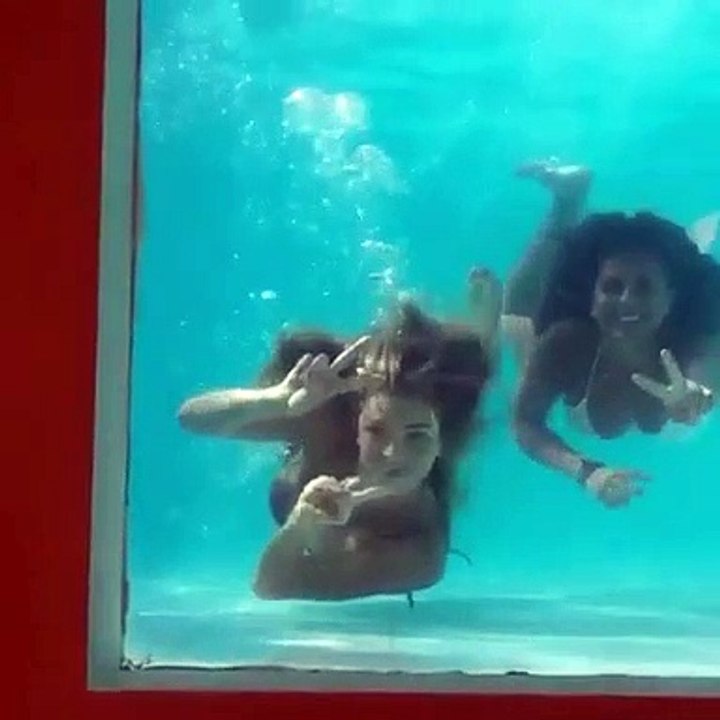 Grazi Massafera diverte-se com as amigas debaixo de água