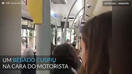 Bêbado cospe na cara de motorista de autocarro e é expulso