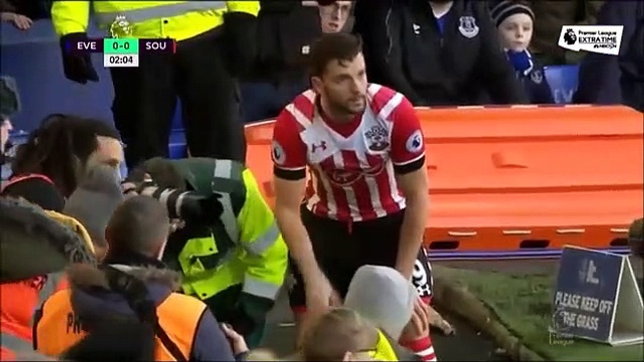 Cédric Soares embate contra o muro