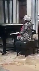 Vídeo de mulher a cantar em Catedral torna-se viral