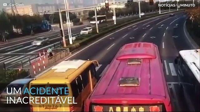 Camião cai sobre carro e motorista escapa milagrosamente