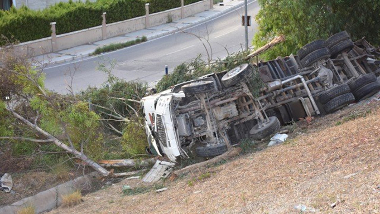 Adres tarifi için durdurulan TIR’a TIR çarptı