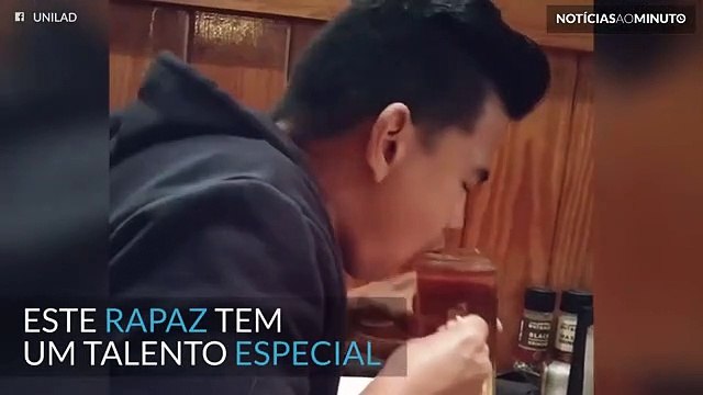 Filho mostra talento aos pais e a reação não é a melhor