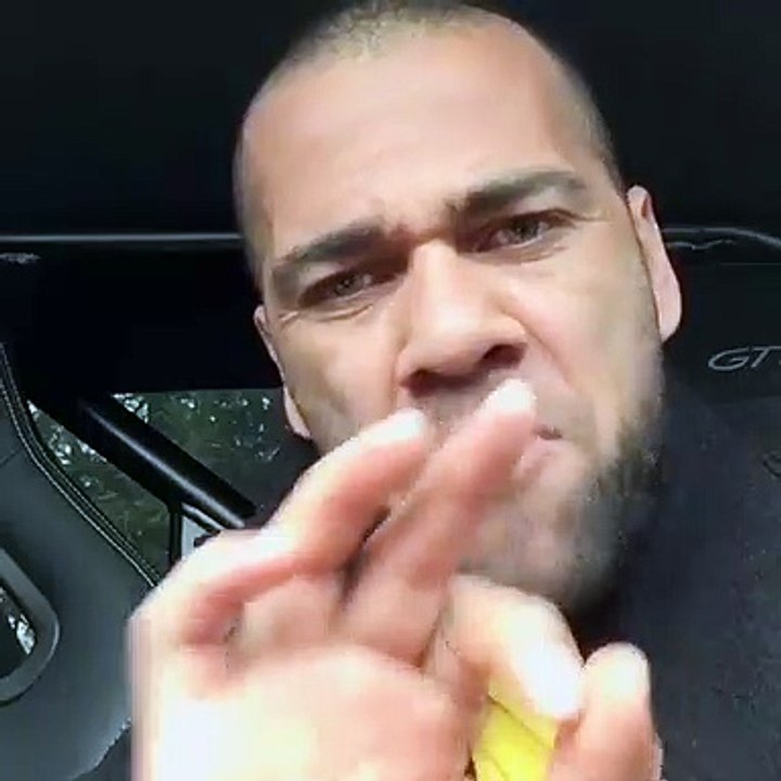 Dani Alves mostra dotes musicais