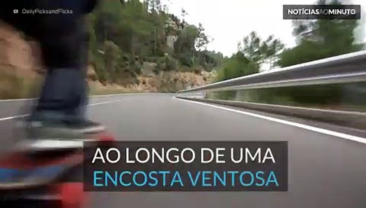 Skater desliza sobre estrada ventosa e faz faíscas com mãos