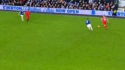 "Sortudo" Barkley apenas viu o amarelo por entrada duríssima