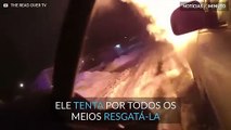 Polícia salva mulher de carro em chamas