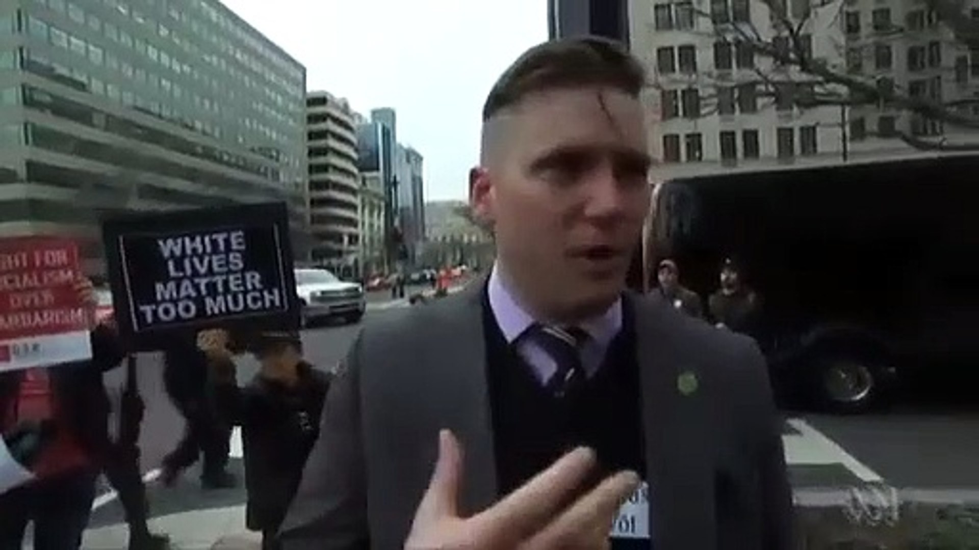 Supremacista branco agredido em direto em dia de tomada de posse Trump