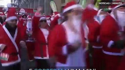 Milhares correm vestidos de Pai Natal por caridade
