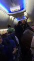 Imagens mostram mulher a ser arrastada de avião por agentes