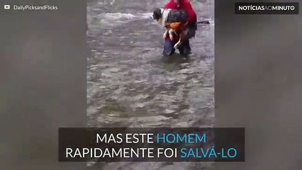 Homem salva cão de rio gelado