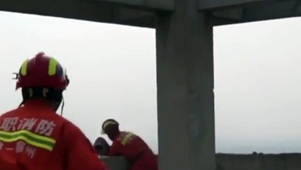 Foi desta forma que bombeiros travaram tentativa de suicídio na China