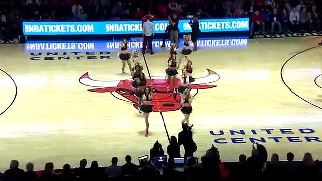 Pela primeira vez, jogo da NBA acolhe pedido de casamento de casal gay