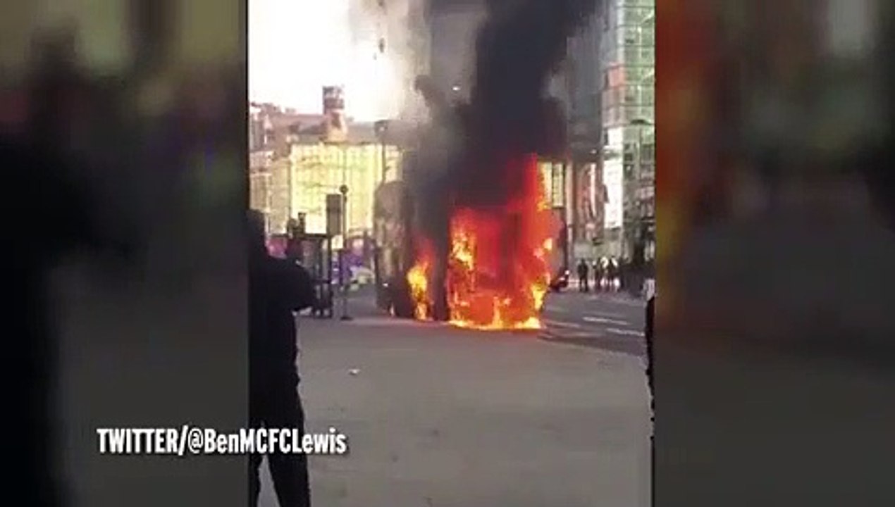 Autocarro de dois andares incendeia-se em Londres
