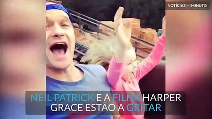 O ator Neil Patrick Harris com a família na Disney World