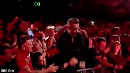 Robbie Williams criticado por limpar as mãos com álcool após ter tocado em fãs