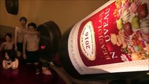 Estes japoneses celebram lançamento de novo vinho… banhando-se nele