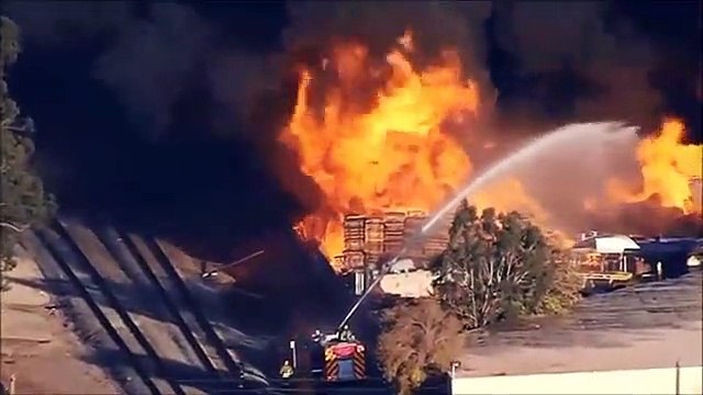 Centro de reciclagem consumido pelas chamas na Califórnia