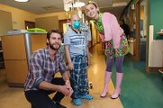 Miley Cyrus mostra lado solidário e visita hospital