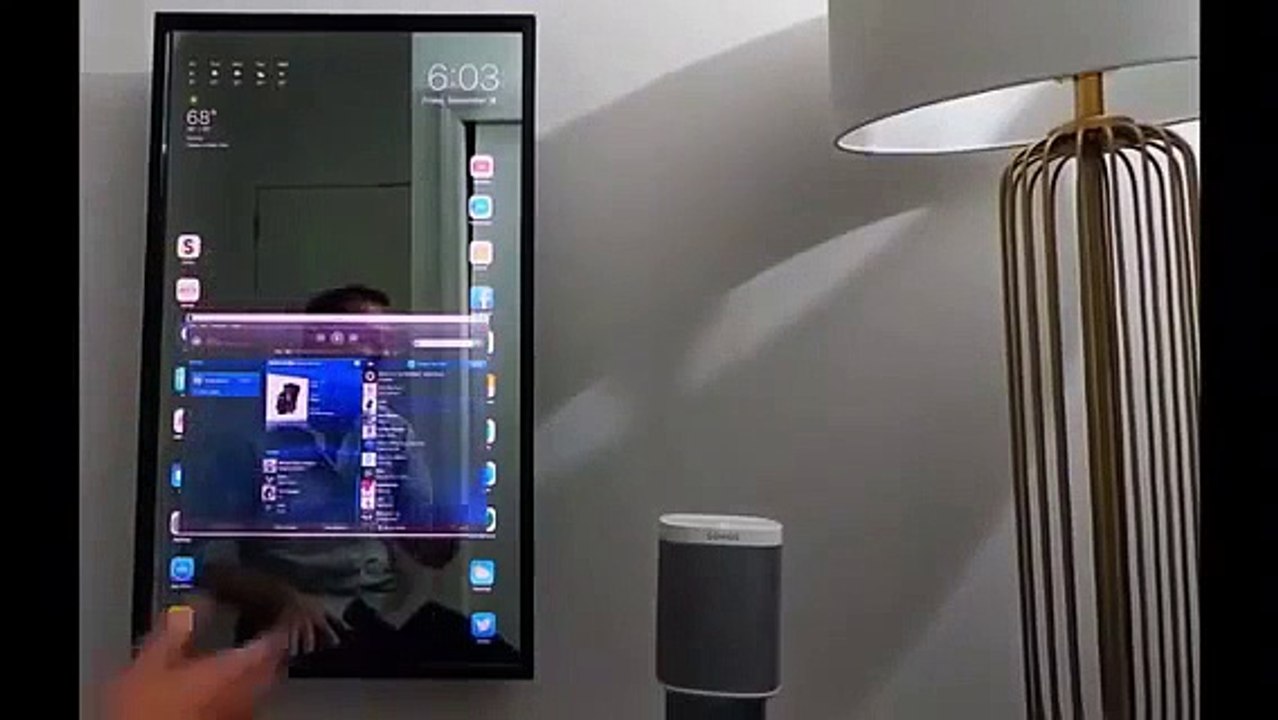 Este espelho/iPad gigante pode ser o acessório mais útil para a sua manhã