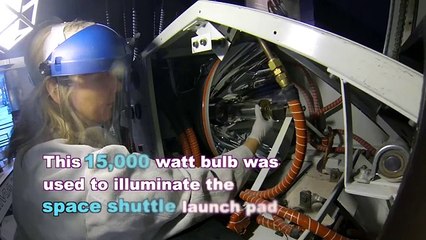 Mudar uma lâmpada é (bem) mais complicado no IMAX