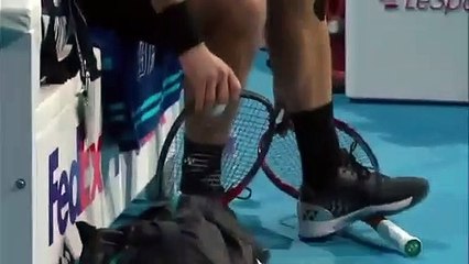 Wawrinka perdeu as 'meias', a cabeça e ainda... duas raquetes